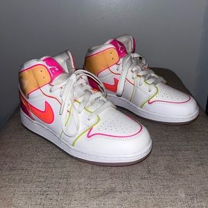 Air Jordan 1 Mid SE GS 'Edge Glow'